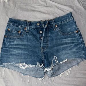 Levi's Jean micro shorts size 25💙